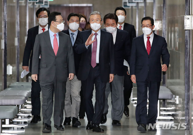 [서울=뉴시스]김진아 기자 = 국민의힘 김종인 비상대책위원장과 주호영 원내대표가 2일 오전 서울 여의도 국회에서 열린 비상대책위원회의에 참석하며 대화를 하고 있다. 2021.03.02. bluesoda@newsis.com