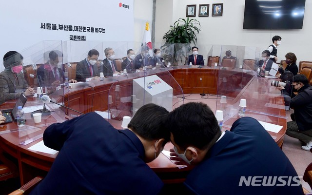 [서울=뉴시스]전진환 기자 = 김종인 국민의힘 비상대책위원장이 2일 서울 여의도 국회에서 열린 국민의힘 비상대책위원회의에서 모두발언을 하고 있다. (공동취재사진) 2021.03.02. photo@newsis.com