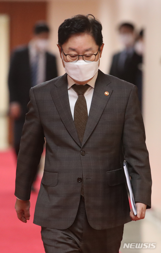 [서울=뉴시스]김명원 기자 = 박범계 법무부 장관이 2일 오전 서울 종로구 정부서울청사에서 영상으로 열린 국무회의에 참석하고 있다. 2021.03.02. kmx1105@newsis.com