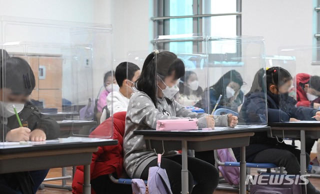 [서울=뉴시스]사진공동취재단 = 전국적으로 개학이 시작된 2일 오전 서울 강동구 강빛초중이음학교에서 초등학생들이 선생님 말을 경청하고 있다. 오늘부터 유치원생과 초등학교 1~2학년, 고등학교 3학년은 매일 등교한다. 나머지 학년은 격주, 격일 등 학교별로 조정해 수도권 밀집도 3분의 1, 비수도권 3분의 2 까지 등교한다. 2021.03.02. photo@newsis.com