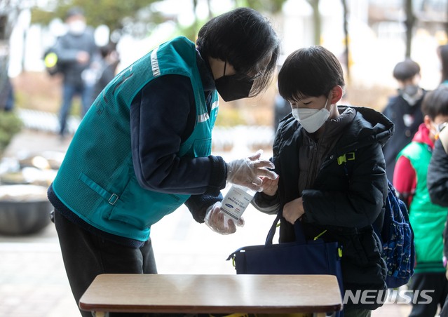 [서울=뉴시스]사진공동취재단 = 2021학년도 첫 등교를 시작한 2일 오전 서울 강남구 서울포이초등학교에서 초등학생들이 학교로 들어가며 손소독을 하고 있다. 2021.03.02. photo@newsis.com