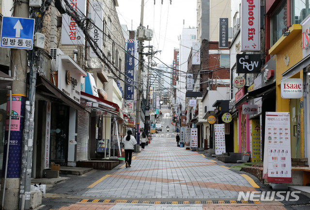 [서울=뉴시스]박주성 기자 = 서울 서대문구 대학가 인근의 가게들이 폐업 또는 휴점하고 있다. 2021.03.02. park7691@newsis.com