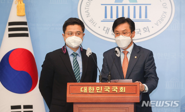 [서울=뉴시스]전진환 기자 = 정대진 시대전환 수석대변인, 신영대 더불어민주당 대변인이 2일 오전 서울 여의도 국회 소통관에서 양당의 서울시장 후보 단일화 관련 기자회견을 열고 있다. (공동취재사진) 2021.03.02. photo@newsis.com