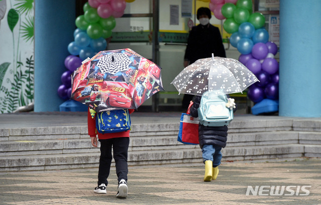 [대구=뉴시스] 이무열 기자 = 2021학년도 초·중·고교 신학기 첫 등교가 시작된 2일 오전 대구 수성구 수성초등학교 1학년 학생들이 등교를 하고 있다. 2021.03.02. lmy@newsis.com