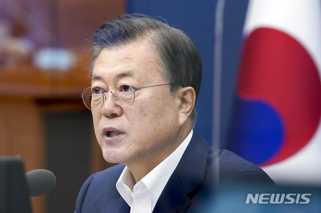 [서울=뉴시스]추상철 기자 = 문재인 대통령이 2일 오전 청와대 여민관에서 열린 제9회 국무회의에 참석해 발언을 하고 있다. 2021.03.02. scchoo@newsis.com