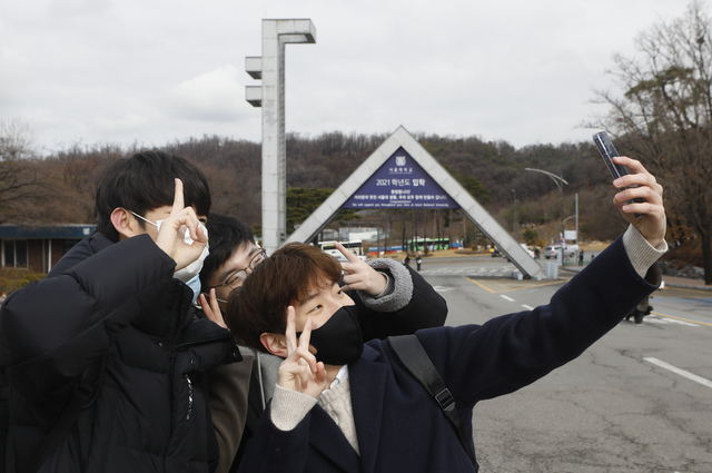 [서울=뉴시스]고승민 기자 = 코로나19 여파로 서울대학교가 처음으로 입학식을 비대면 온라인 스트리밍 방식으로 진행한 2일 서울대학교 정문 인근에서 기념차 학교를 방문한 신입생들이 기념촬영하고 있다. 2021.03.02. kkssmm99@newsis.com