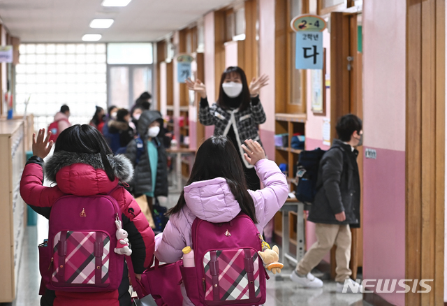 [수원=뉴시스] 김종택기자 = 전국 유치원과 초·중·고교의 새 학년 등교가 시작된 2일 오전 경기도 수원시 팔달초등학교에서 학생들이 선생님과 반갑게 인사하고 있다. 2021.03.02.jtk@newsis.com