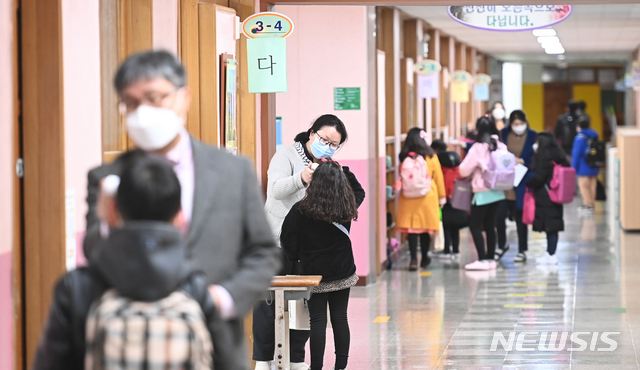 [수원=뉴시스] 김종택기자 = 전국 유치원과 초·중·고교의 새 학년 등교가 시작된 2일 오전 경기도 수원시 팔달초등학교에서 학생들이 교실에 들어가기에 앞서 발열검사를 받고 있다. 2021.03.02.jtk@newsis.com