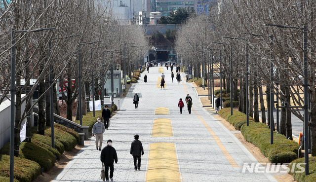 [서울=뉴시스]지난해 3월2일 오전 코로나19의 여파로 1학기를 비대면 수업으로 개강한 서울 서대문구 연세대학교 캠퍼스가 한산한 모습을 보이고 있다. (사진=뉴시스DB). 2022.01.14. photo@newsis.com