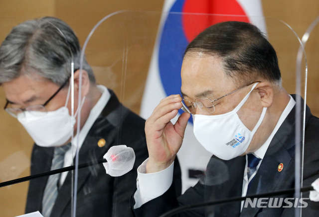 [서울=뉴시스]김명원 기자 = 홍남기 경제부총리 겸 기획재정부 장관이 2일 오전 서울 종로구 정부서울청사 브리핑룸에서 2021년도 추가경정예산안 관련 상세브리핑을 하고 있다. (공동취재사진) 2021.03.02. photo@newsis.com