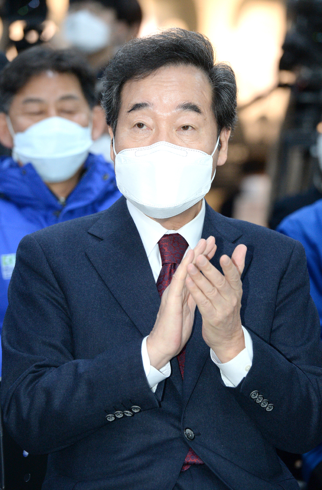 [울산=뉴시스] 배병수 기자 = 이낙연 더불어민주당 당대표가 2일 오전 울산 남구 더불어민주당 울산시당 민주홀에서 열린 4·7 울산 재보궐선거 필승 결의 및 원팀 서약식에 참석해 당원들을 소개하자 박수를 치고 있다. 2021.03.02. bbs@newsis.com