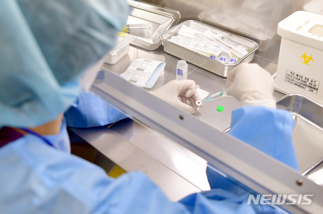 [광주=뉴시스]류형근 기자 = 2일 오전 광주 동구 조선대학교병원 의성관에 설치된 신종 코로나바이러스 감염증(코로나19) 호남권역예방접종센터에서 화이자 백신 접종 모의훈련이 펼쳐지고 있다. 의료진이 무균조제실(클린벤치)에서 해동된 백신과 0.9%생리식염수와 희석을 하고 있다. 2021.03.02. hgryu77@newsis.com