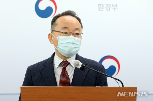 [세종=뉴시스]황석태 환경부 전 생활환경정책실장이 재직 중이던 지난 3월2일 오전 정부세종청사에서 2050년 탄소중립 실현을 위한 2021년 환경부 탄소중립 이행계획을 발표하고 있다. (사진=뉴시스 DB) 2021.09.23. photo@newsis.com