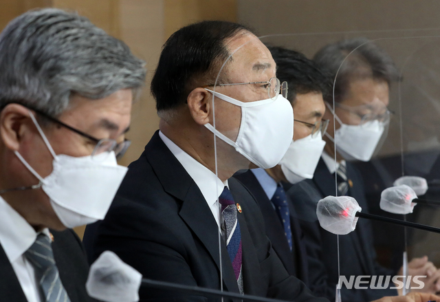 [서울=뉴시스]김명원 기자 = 홍남기 경제부총리 겸 기획재정부 장관이 2일 오전 서울 종로구 정부서울청사 합동브리핑실에서 2021년도 추가경정예산안 관련 상세브리핑을 하고 있다. 왼쪽부터 이재갑 고용노동부 장관, 홍남기 부총리, 권덕철 보건복지부 장관, 권칠승 중소벤처기업부 장관. (공동취재사진)  2021.03.02. photo@newsis.com