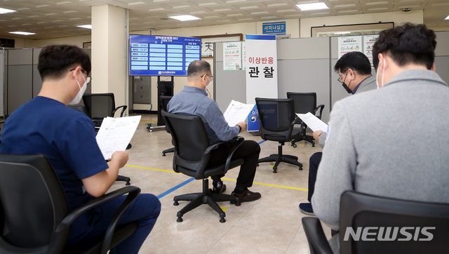 [광주=뉴시스]류형근 기자 = 2일 오전 광주 동구 조선대학교병원 의성관에 설치된 신종 코로나바이러스 감염증(코로나19) 호남권역예방접종센터에서 화이자 백신 접종 모의훈련이 펼쳐지고 있다. 접종자들이 이상반응을 살펴보기 위한 관찰실에서 대기하고 있다. 2021.03.02. hgryu77@newsis.com