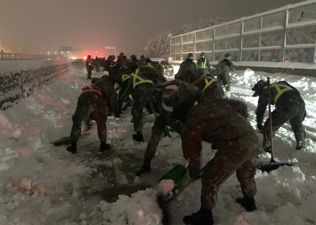 [서울=뉴시스]강원도 속초 일대에 많은 눈이 내린 1일 육군 8군단과 102기갑여단 장병들이 제설작업을 하고 있다. (사진=육군 제공) 2021.03.02. photo@newsis.com *재판매 및 DB 금지