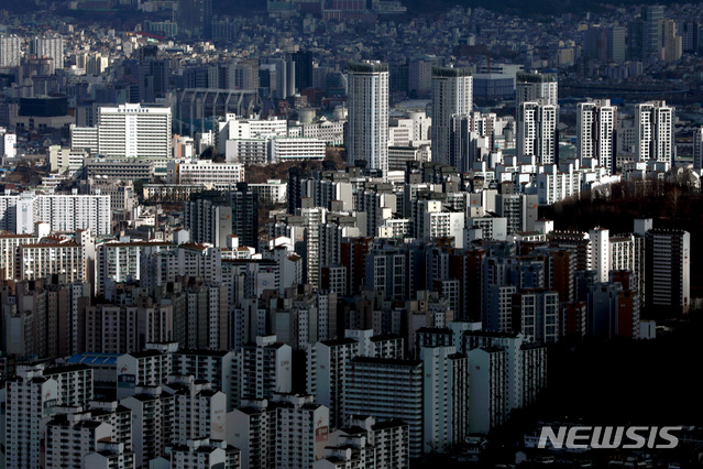 [서울=뉴시스]김병문 기자 = 서울 중구 남산서울타워 전망대에서 바라본 서울 시내 아파트 모습. 2021.03.02. dadazon@newsis.com