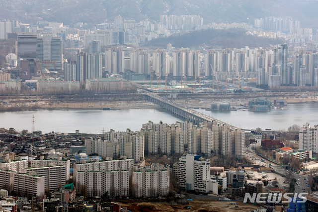 [서울=뉴시스]김병문 기자 = 아파트 가격 상승폭이 확대되면서 국가 공인 통계에서 처음으로 서울 아파트 평균가격이 9억원을 넘어선 2일 오후 서울 중구 남산서울타워 전망대에서 바라본 서울 시내 아파트 모습. 2021.03.02. dadazon@newsis.com