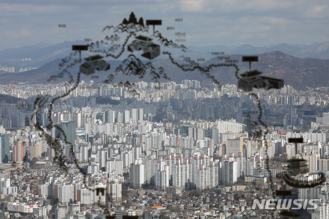 [서울=뉴시스]김병문 기자 = 아파트 가격 상승폭이 확대되면서 국가 공인 통계에서 처음으로 서울 아파트 평균가격이 9억원을 넘어선 2일 오후 서울 중구 남산서울타워 전망대에서 바라본 서울 시내 아파트 모습. 2021.03.02. dadazon@newsis.com