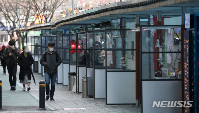 [서울=뉴시스] 박주성 기자 = 서울 동작구 노량진 컵밥 거리에 줄지어 입점해 있는 노점상의 모습. park7691@newsis.com 이 사진은 기사 내용과 직접적 관련 없음
