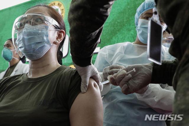 [마닐라=AP/뉴시스]2일 필리핀 메트로 마닐라의 보니파시오 기지에서 한 육군 장교가 중국의 시노백 백신을 접종하고 있다. 코로나19 백신 수요보다 공급이 달려 백신 확보에 난항을 겪던 필리핀 정부는 중국 정부로부터 시노백 백신을 무상 기증받았다. 2021.03.02.