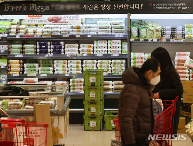 [서울=뉴시스]고범준 기자 = 주요 농축산물 가격이 연일 고공행진을 이어가고 있다. aT한국농수산식품유통공사에 따르면 지난달 연휴 전날인 26일 기준으로 양파는 평년 대비 62.7%, 쌀(20kg)과 계란(특란 30개)은 각각 30.1%, 44.1%, 특히 대파는 크게 올라 ‘금(金)파’가 됐다. 2일 오후 서울의 한 대형 마트에서 시민들이 장을 보고 있다. 2021.03.02. bjko@newsis.com