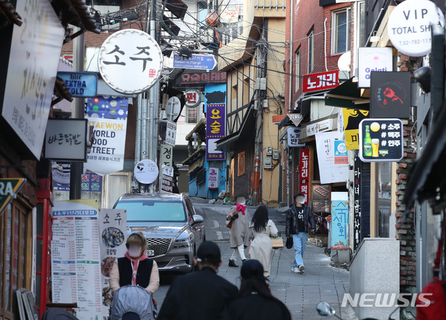 [서울=뉴시스]조수정 기자 = 정부가 국무회의를 통해 신종 코로나 바이러스 감염증(코로나19) 직격탄을 맞은 소상공인과 자영업자 등 맞춤형 피해지원 대책이 담긴 2021년도 추가경정예산안을 심의·의결한 2일 오후 서울 용산구 이태원 세계음식거리에서 시민들이 오가고 있다. 2021.03.02. chocrystal@newsis.com