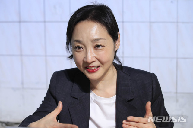 [서울=뉴시스]박민석 기자 = 공공예술 프로젝트 ‘가상정거장’의 김성희 예술감독이 지난 2일 서울 마포구 행화탕에서 뉴시스와 인터뷰를 하고 있다. 2021.03.04. mspark@newsis.com