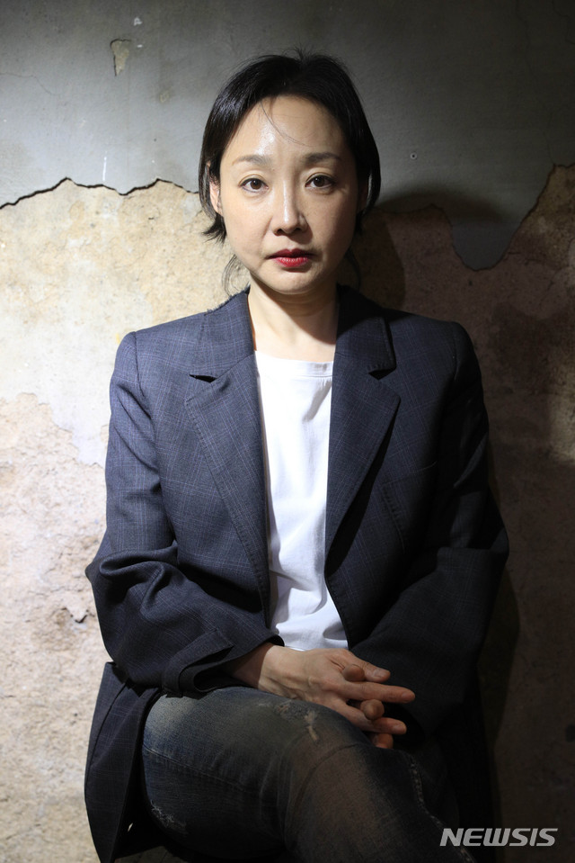 [서울=뉴시스]박민석 기자 = 공공예술 프로젝트 ‘가상정거장’의 김성희 예술감독이 지난 2일 서울 마포구 행화탕에서 뉴시스와의 인터뷰에 앞서 포즈를 취하고 있다. 2021.03.04. mspark@newsis.com