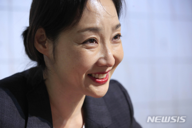 [서울=뉴시스]박민석 기자 = 공공예술 프로젝트 ‘가상정거장’의 김성희 예술감독이 지난 2일 서울 마포구 행화탕에서 뉴시스와 인터뷰를 하고 있다. 2021.03.04. mspark@newsis.com