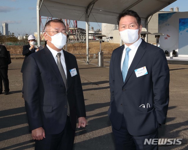 [서울=뉴시스]배훈식 기자 = 정의선(왼쪽) 현대차그룹 회장과 최태원 SK그룹 회장이 2일 오후 인천 서구 SK인천석유화학 액화수소사업 예정지를 둘러보고 있다. (공동취재사진) 2021.03.02. photo@newsis.com