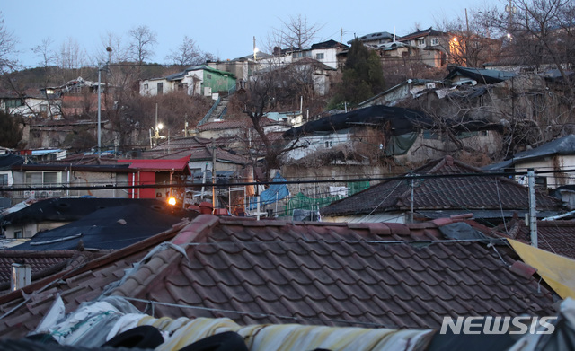 [서울=뉴시스]조수정 기자 = '서울 마지막 달동네'로 불리는 노원구 중계본동 104번지 일대 백사마을 재개발 사업 시행계획이 인가된 2일 오후 서울 노원구 백사마을. 2021.03.02. chocrystal@newsis.com