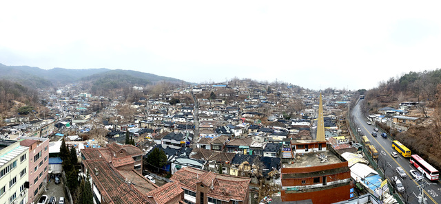 [서울=뉴시스]이영환 기자 = 2일 서울의 마지막 달동네라고 불리는 서울 노원구 중계본동 104번지 일대(백사마을)의 재개발 사업시행 계획이 인가됐다. 2009년 주택 재개발 정비구역으로 지정된지 12년 만이다. 사진은 백사마을 일대 전경. (사진=노원구청 제공) 2021.03.02. photo@newsis.com *재판매 및 DB 금지