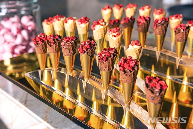 [서울=뉴시스]파라다이스시티&nbsp; '가든 바이 라쿠'의 '스트로베리 블라썸'