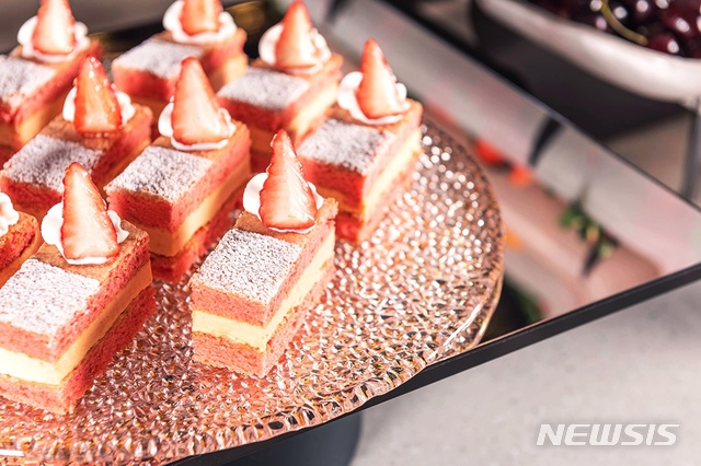 [서울=뉴시스]파라다이스시티 '가든 바이 라쿠'의 '스트로베리 블라썸'
