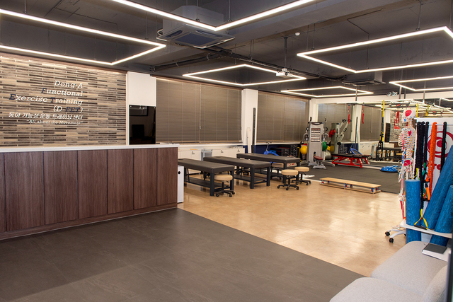 [부산=뉴시스] 동아대학교(총장 이해우)는 부산 사하구 승학캠퍼스 예술체육대학1관 1층에 기능성 운동 트레이닝 센터인 '스마트 웰니스 플랫폼'을 구축·개관했다고 3일 밝혔다. (사진=동아대 제공) *재판매 및 DB 금지