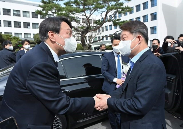 [대구=뉴시스]권영진 대구시장이 3일 오후 대구고검과 지검을 방문한 윤석열 검찰총장을 만나 꽃다발을 전달하고 악수하고 있다. 권 시장은 이날 자신의 페이스북에 "헌법과 법치주의를 지키려는 총장님의 노력이 외롭지 않았으면 좋겠다. 국민의 한 사람으로소 지지하고 응원한다"는 글을 올렸다.(사진=권영진 페이스북 캡처) 2021.03.03.&nbsp; photo@newsis.com 