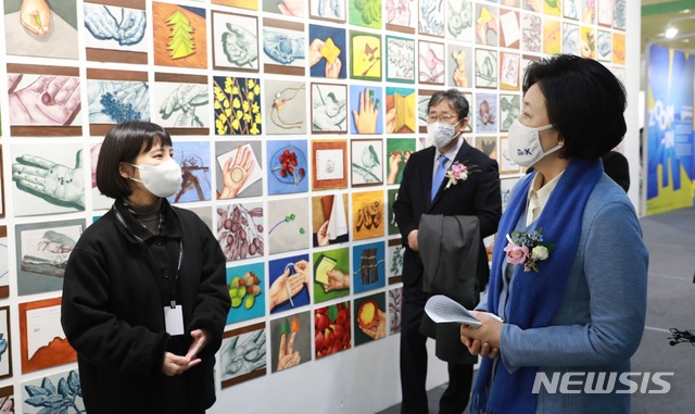 [서울=뉴시스]박영선 더불어민주당 서울시장 후보가 3일 서울 삼성동 코엑스에서 열린 화랑미술제를 찾아 신진 작가들의 작품을 관람하고 간담회를 가졌다.(사진=박영선 캠프 제공) 