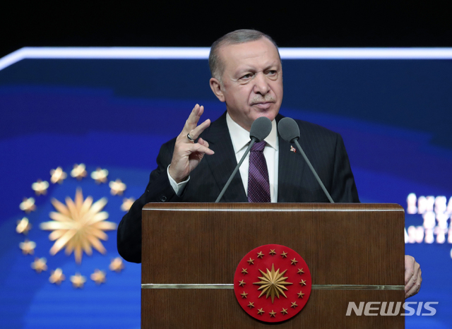 [앙카라=AP/뉴시스] 레제프 타이이프 에르도안 터키 대통령이 2일(현지시간) 앙카라 대통령궁에서 연설을 하고 있다. 그는 이날 유럽연합(EU) 대사 등을 초대해 '인권 행동 계획'을 발표하고 "그 누구도 타인에 대한 비판이나 자신의 생각을 표현하기 위한 자유를 박탈당하지 않을 것"이라고 발언했다. 2021.03.03.