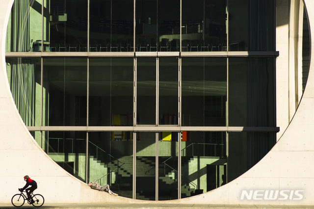 [베를린=AP/뉴시스]2일(현지시간) 독일 베를린의 의사당 창가에 한 남성이 누워 햇볕을 쬐고 있다. 앙겔라 메르켈 총리는 연방정부·16개 주지사 회의에서 오는 28일까지 코로나19 확산을 막기 위한 봉쇄를 연장하면서 단계적 완화 방안을 상정하기로 했다. 2021.03.03. 