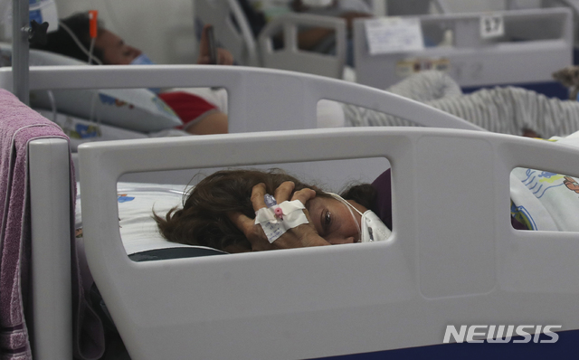 [키토=AP/뉴시스]2일(현지시간) 에콰도르 키토에 있는 키토 수르 병원 구내식당 병상에 코로나19 환자들이 누워있다. 현지 관계자는 이 병원이 더 많은 코로나19 환자를 수용하도록 구내식당을 병상으로 개조했으며 중환자실에 들어가기 위해 대기 중인 환자가 수십 명에 이른다고 밝혔다. 2021.03.03.