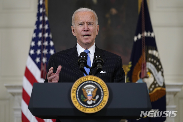 [워싱턴=AP/뉴시스]조 바이든 미국 대통령이 2일(현지시간) 백악관에서 연설하고 있다. 2021.03.03.