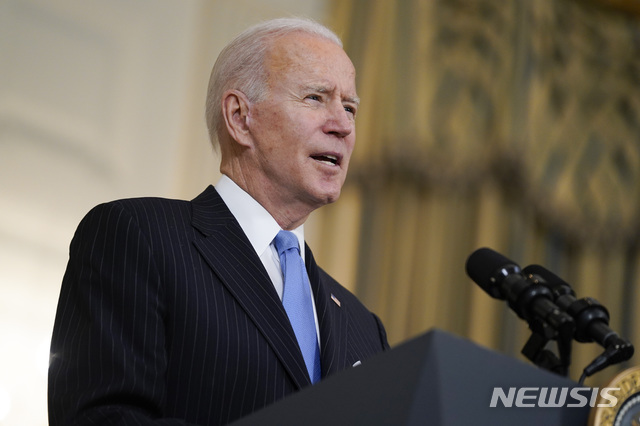 [워싱턴=AP/뉴시스]조 바이든 미국 대통령이 2일(현지시간) 백악관 다이닝룸에서 코로나19 대응과 관련해 연설하고 있다. 2021.03.03.