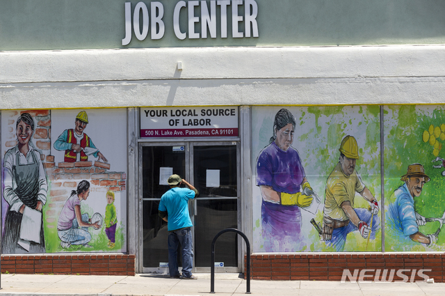 [패서디나=AP/뉴시스] 2020년 5월 캘리포니아 패서디나의 한 구직 상담소를 들여다보는 남성의 모습. 2021.03.06.