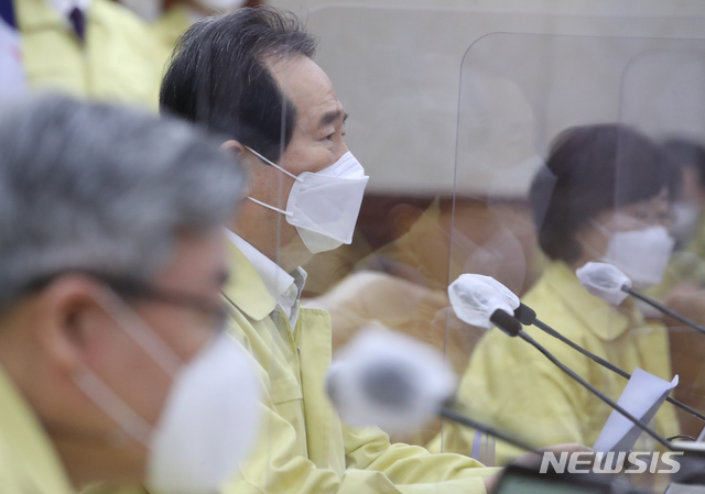 [서울=뉴시스]김명원 기자 = 정세균 국무총리가 3일 오전 서울 종로구 정무서울청사에서 열린 코로나19 중앙재난안전대책본부(중대본) 회의에 참석해 발언하고 있다. 2021.03.03. kmx1105@newsis.com