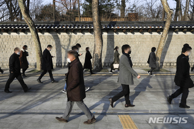 [서울=뉴시스]박민석 기자 = 꽃샘추위가 찾아온 지난 3일 오전 서울 중구 시청역 앞 거리에서 두꺼운 옷을 걸친 시민들이 출근길 발걸음을 옮기고 있다. 2021.03.03. mspark@newsis.com