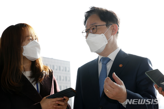 [과천=뉴시스]고범준 기자 = 박범계 법무부 장관이 3일 오전 경기도 과천시 과천정부청사로 출근하며 취재진 질문에 답변하고 있다. (공동취재사진) 2021.03.03. photo@newsis.com