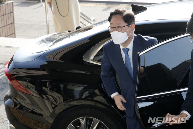 [과천=뉴시스]고범준 기자 = 박범계 법무부 장관이 3일 오전 경기도 과천시 과천정부청사로 출근하고 있다. (공동취재사진) 2021.03.03. photo@newsis.com