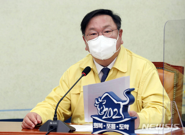 [서울=뉴시스]최동준 기자 = 김태년 더불어민주당 원내대표가 3일 오전 서울 여의도 국회에서 열린 최고위원회의에서 발언을 하고 있다. (공동취재사진) 2021.03.03. photo@newsis.com