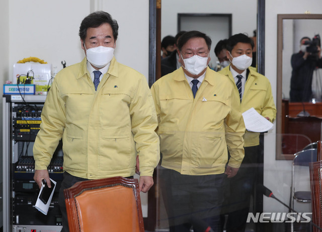 [서울=뉴시스]최동준 기자 = 더불어민주당 이낙연 대표, 김태년 원내대표가 3일 오전 서울 여의도 국회에서 열린 최고위원회의에 입장하고 있다. (공동취재사진) 2021.03.03. photo@newsis.com